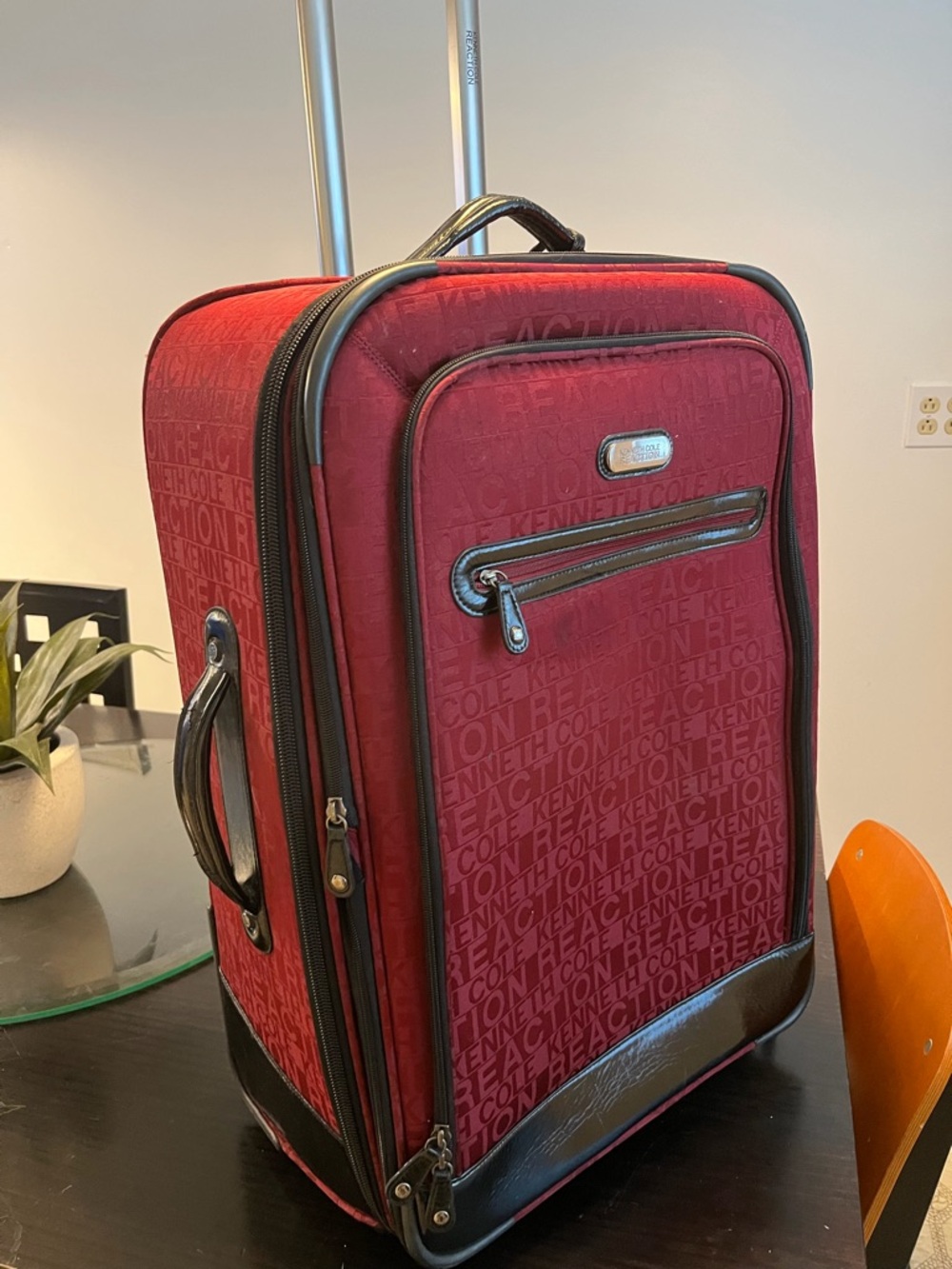 Kenneth Cole suitcase 26x19x10